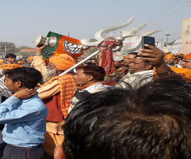 संत पहुंचे त्रिशूल संग